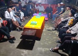 Kapolsek Aralle Polres Mamasa dan Jajaran Hadiri Malam Tausiyah Sekaligus Pengamanan di Rumah Duka kecamatan Aralle