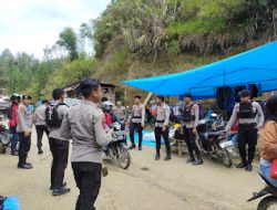 Personel Sat Samapta Polres Mamasa Laksanakan Patroli Jalan Kaki Untuk Menjaga Keamanan Wilayah Hukum Polres Mamasa