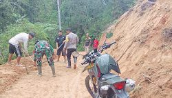 Pesonil Polsek Mamasa dan Koramil Mamasa Bersama Warga di Desa Lisuan Ada’ Bersihkan Jalan Akibat Longsor