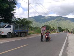 Personel Polsek Pana Polres mamasa Gelar Pengamanan Ambang Gangguan di Jalan Poros Mamasa-Tana Toraja
