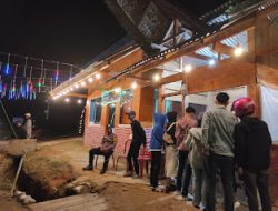 Personel Polsek Mamasa Laksanakan Pengamanan Event Tahunan di Kampung Wisata Tondokbakaru