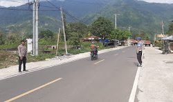 Personel Polsek Pana Polres Mamasa Laksanakan Pengamanan Ambang Gangguan untuk Jaga Keamanan dan Ketertiban Lalu Lintas