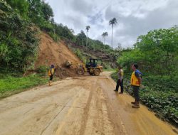 Personel Polsek Sumarorong Polres Mamasa Monitoring Pembersihan Longsor di Dusun Pastil