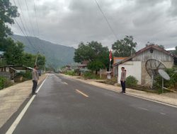 Polsek Pana Polres Mamasa Laksanakan Pengamanan dan Pengaturan Lalu Lintas di Jalan Poros Mamasa-Tana Toraja