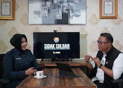 Mengupas Bahaya Judol Bersama AKBP Joko Kusumadinata Kasubbid TipidSiber Polda Sulbar   Polda Sulbar – Dalam acara program baru Bid Humas Polda Sulbar yaitu Podcast Sidak (Seputar informasi di area Polda Sulbar), Kasubbid TipidSiber Polda Sulbar AKBP Joko Kusumadinata mengupas tentang bahaya judi online (Judol), Rabu (11/12/24) di ruang Humas Polda Sulbar.  Ditanya tentang apa sih penyebab masyarakat banyak yang terlibat judi online? AKBP Joko Kusumadinata pertama-tama menyebutkan kegiatan ini sangat mudah dilakukan, bisa sambil ngopi, berbaring di kamar, dan bahkan saat ngobrol pun kita tetap bisa melakukan aktivitas Judol.    Selain itu, memang banyak sekali iming-iming yang menarik yang ditawarkan Judol, salah satunya keuntungan yang berlipat-lipat.  Padahal, jika kita sadari lebih banyak kerugian daripada keuntungan yang disebabkan dari kegiatan Judol.  Sebagaimana kita ketahui Judi online dapat mengakibatkan kerugian finansial yang besar, merusak hubungan keluarga, dan bahkan mendorong seseorang ke dalam tindakan kriminal, tuturnya.  Untuk itu, pihaknya berkomitmen dalam memberantas segala praktik Judol hingga ke akar-akarnya. Hal tersebut dilakukan sejalan dengan penekanan Presiden RI, salah satunya pemberantasan Judol karena kegiatan ini sangat membahayakan. Subdit TipidSiber Polda Sulbar saat ini secara aktif melakukan upaya pencegahan dan penindakan terhadap tindak pidana judi online.  Bersamaan itu, AKBP Joko Kusumadinata mengatakan pentingnya kesadaran dan peran serta masyarakat. Penting bagi masyarakat untuk menyadari bahaya judi online dan menghindari kegiatan ini.  Masyarakat juga diharapkan berperan aktif dalam melaporkan aktivitas judi online kepada pihak berwenang untuk mendukung upaya pemberantasan judi online.  Humas Polda Sulbar