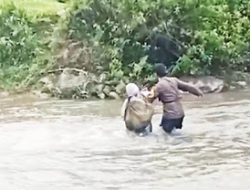 Aksi Heroik Bhabinkamtibmas Briptu Nur Alam Bantu Warga Menyebrangi Sungai Meluap di Ulumanda