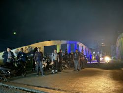 Personel Polres Mamasa Laksanakan Pengamanan Malam Natal di Pos Jembatan Kuning Kota Mamasa, Kegiatan ini Berlangsung Aman dan Kondusif