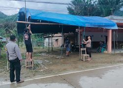 Personel Polsek Aralle Polres Mamasa dan Warga Bersinergi Bangun Posko Pengamanan Natal dan Tahun Baru 2024