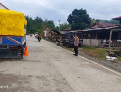 Personel Polsek Aralle Polres Mamasa Gelar Pengamanan dan Pengaturan Lalu Lintas Pagi Hari