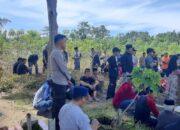 Berikan Pelayanan Terbaik, Bhabinkamtibmas Polsek Bambalamotu Mengawal Jenazah Warga Binaannya