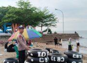 Personil Sat Polair Polres Polman Laksanakan Pengamanan di Objek Wisata Pantai Bahari di Waktu Libur