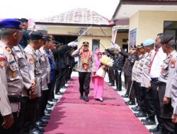 Gerbang Pora Hiasi Pelepasan AKBP Toni Sugadri Meninggalkan Mapolres Majene