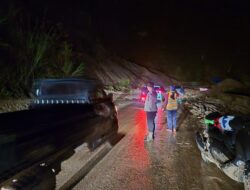 Personel Polsek Mamasa Monitoring dan Penanganan Tanah Longsor di Desa Balla oleh Polsek Mamasa