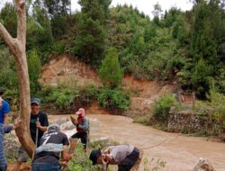 Bhabinkamtibmas Polsek Pana Monitoring Pembangunan Jembatan Darurat di Desa Barupapan