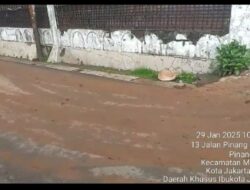 Ceceran Tanah Merah di Pinang Ranti Resahkan Warga dan Pengendara, Jalanan Licin di Musim Hujan