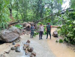 TNI/POLRI Polda Sulbar dan Masyarakat Kolaborasi Lakukan Pembersihan di Lokasi Longsor