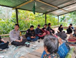 Petani di Mamasa Meninggal Dunia Akibat Tekanan Darah Tinggi Saat Mengikuti Kegiatan di Desa Manipi Personel Polsek Pana Lakukan Pemeriksaan