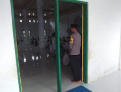 Personel Polsek Mambi Laksanakan Pengamanan Salat Jumat di Masjid Nurul Al-Amin, Desa Sendana