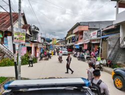 Personel Sat Samapta Polres Mamasa Laksanakan Patroli Jalan Kaki untuk Jaga Kamtibmas