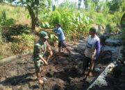 Bersama Warga, Babinsa Bersihkan Saluran Irigasi