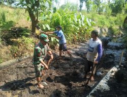 Bersama Warga, Babinsa Bersihkan Saluran Irigasi