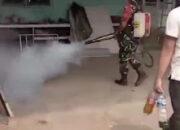 Babinsa Desa Ketanireng Laksanakan Fogging Cegah Penyebaran DBD