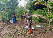 Tanggul Jebol, Babinsa Tanggap Bencana Bersama Warga Lakukan Perbaikan