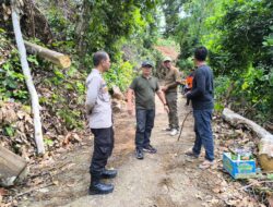 Kapolsubsektor Anreapi Polres Polman Dampingi Plh Bupati Polman datangi TKP Tanah Longsor yang Menutup Akses Jalan