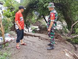 Babinsa Koramil 20/Gempol Bersama Kepala Desa Tinjau Lokasi Longsor 