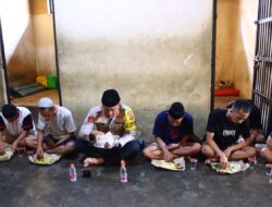 Kapolres Polman Makan Bersama Tahanan di Ruang Sel, Wujudkan Pendekatan Humanis