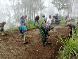 Wujudkan Aksesibilitas yang Baik, Babinsa Tosari Bersama Warga Gotong Royong Perbaiki Jalan