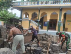 Jalin Kedekatan dengan Warga Melalui Kerja Bakti Perbaikan Masjid