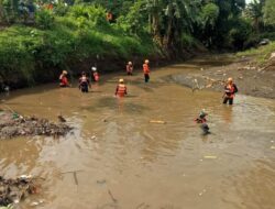 Babinsa Koramil 0819/14 Gondang Wetan Terjun Langsung Pencarian Korban Terbawa Arus Sungai