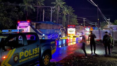 Mamuju Dilanda Banjir, Polisi Turun ke Jalan Evakuasi Warga