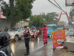 Personel Perintis Presisi Polres Gowa Atur Lalu Lintas di Jembatan Kembar Saat Musim Hujan.