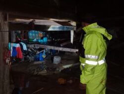 Personel Polsek Pana Monitoring Tanah Longsor Rusak Rumah Warga di Desa Minanga Timur