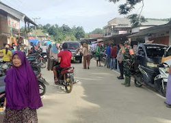 Personel Polsek Aralle Polres Mamasa dan Koramil Mambi Bersinergi Laksanakan Pengamanan dan Pengaturan di Pasar Taradisional