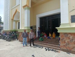Personel Polsek Mamasa Lakasanakan Pengamanan Sholat Jumat di Masjid Agung Nurul Iman Tatoa
