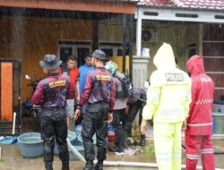 Direktorat Samapta Polda Sulbar Suplai Air Bersih untuk Warga Terdampak Banjir di Mamuju