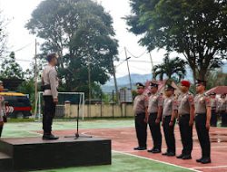 Kapolres Mamasa Pimpin Upacara Kenaikan Pangkat Personel Polres Mamasa Periode 1 Januari 2025