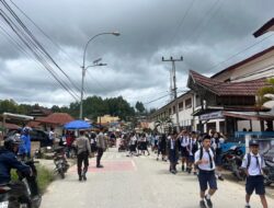 Polsek Mamasa Gelar Strong Point Saat Jam Pulang Sekolah Untuk Kelancaran Lalu Lintas