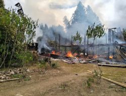 Personel Polsek Sumarorong Turun Langsung pada TKP Kebakaran yang Hanguskan Satu Unit Rumah Panggung di Dusun Bobong Batu