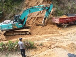 Personel Polsek Pana Monitoring Tanah Longsor di Jalan Poros Toraja-Mamasa Sempat Tertutup Material Longsor