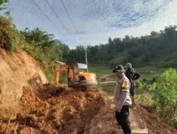 Giat Bhabinkamtibmas Polsek pana Sambangi Warga dan Monitoring Pembersihan Jalan Akibat Longsor