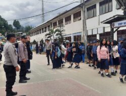 Polsek Mamasa Gelar Strong Point Saat Jam Pulang Sekolah Untuk Antisipasi Kemacetan