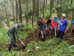 Demi Memperlancar Roda Perekonomian, Babinsa Bantu Buka Jalan