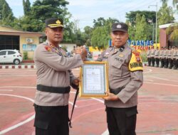Kapolres Polman Pimpin Pemberian Penghargaan Kepada Personel yang Menghibahkan Lokasinya untuk Pembangunan Polsek