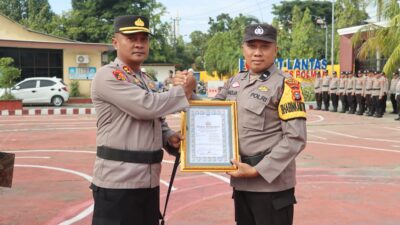 Kapolres Polman Pimpin Pemberian Penghargaan Kepada Personel yang Menghibahkan Lokasinya untuk Pembangunan Polsek