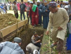 Penghormatan Terakhir, Kabag SDM Polres Bulukumba Turun ke Liang Lahat Makamkan Anggotanya