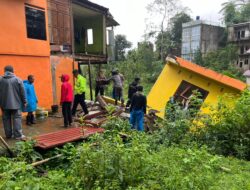 Respon Cepat, Kapolsek Tinggimoncong Pimpin Personil Datangi TKP Bencana Longsor dan Pohon Tumbang